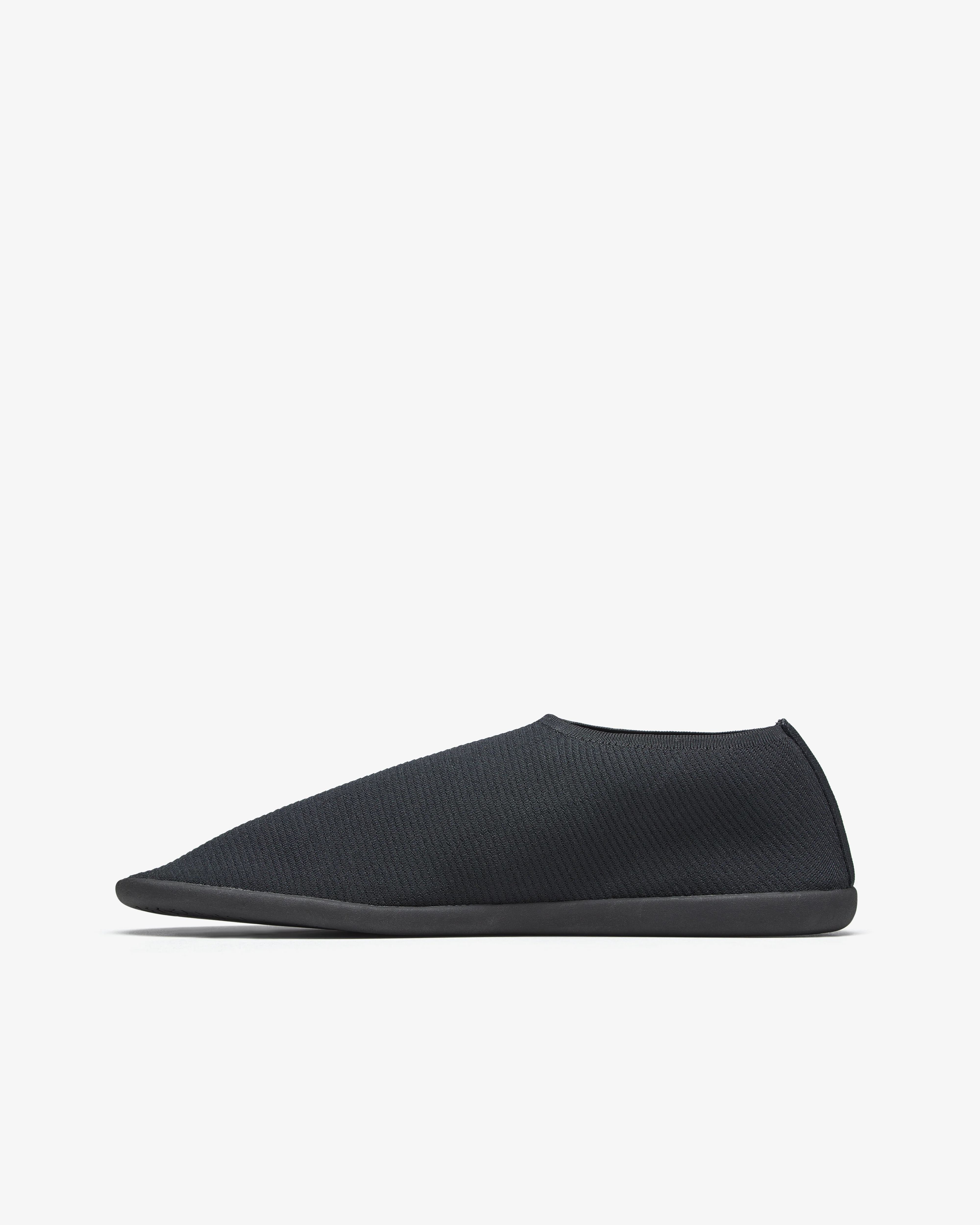 softromaine - Women's Soft Flat - (Black)